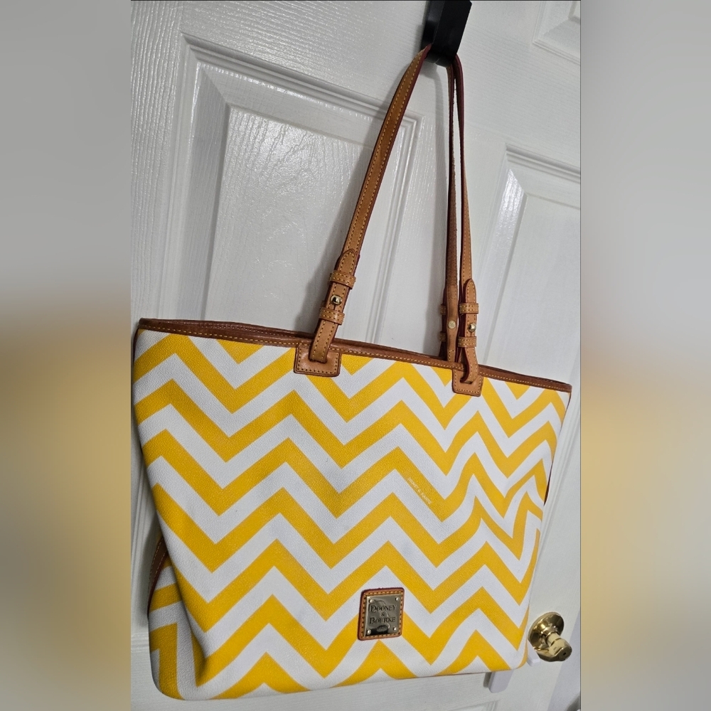 🌼 Dooney & Bourke Yellow Chevron Tote